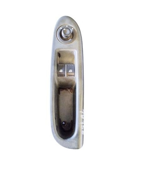 Bouton lève-vitre de porte avant gauche Renault Clio 2 1.5 dCi Diesel 82cv / 60kW K9K 702, année de 2001-2005 Référence 82000840
